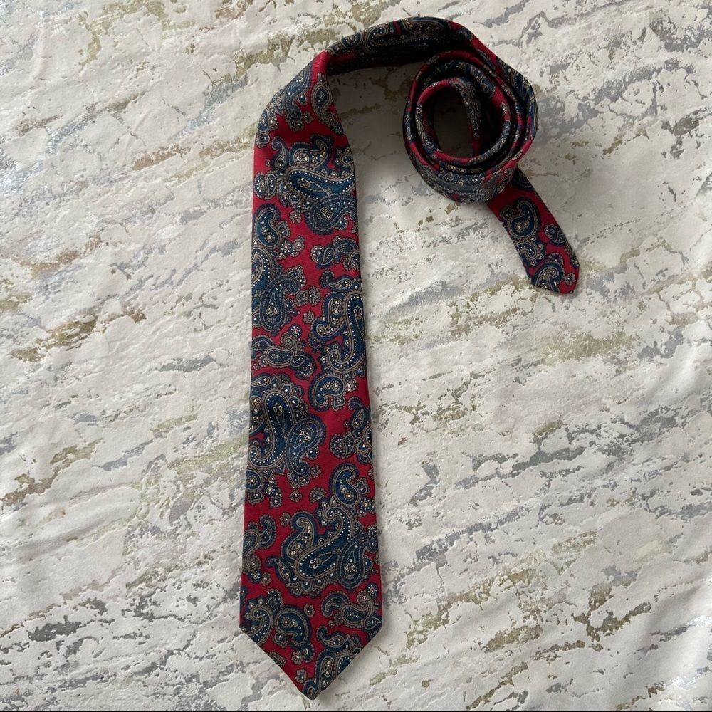 Mario Valentino 100% Italian silk tie made in USA